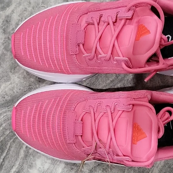 NWT Women's Adidas Swift Run 23 Running Sneakers