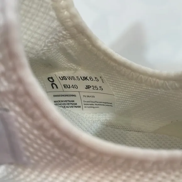 ON Cloud Cloudeasy White Sneakers Size 8.5 NWOT