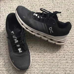 On Cloud Running Cloudrunner Sneakers