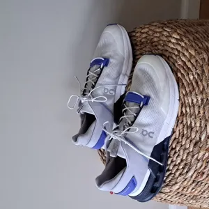 On Cloud Running Mens Cloudnova 2 Frost White/Blue/Black Sneakers Size 11