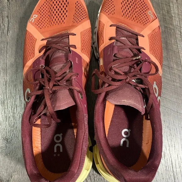 On Cloud Running Mens Sneakers