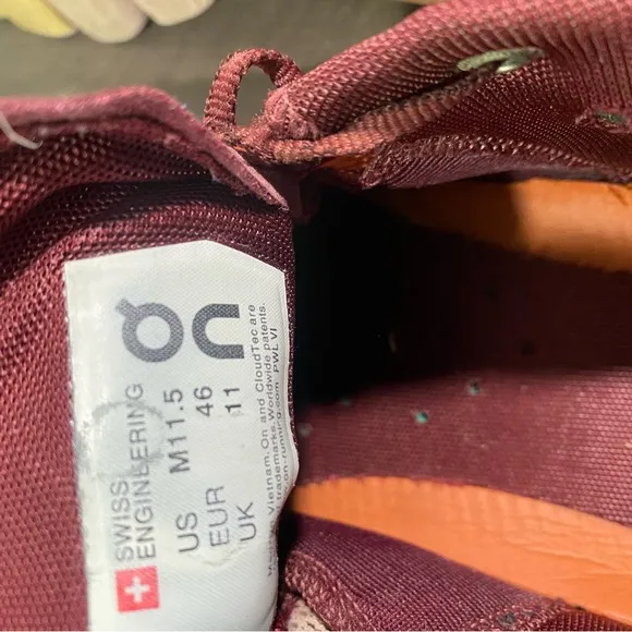 On Cloud Running Mens Sneakers