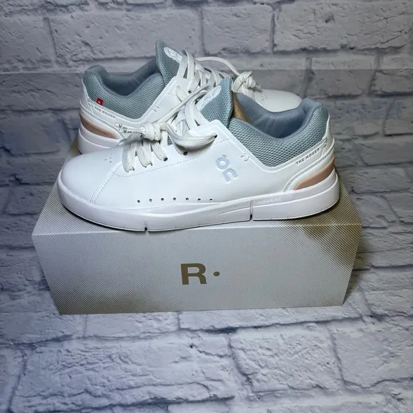 On Cloud The Roger Advantage Women’s White Rosehip Sneakers  Size 7.5 New In Box