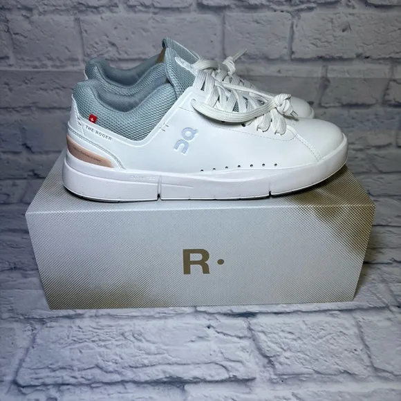 On Cloud The Roger Advantage Women’s White Rosehip Sneakers  Size 7.5 New In Box