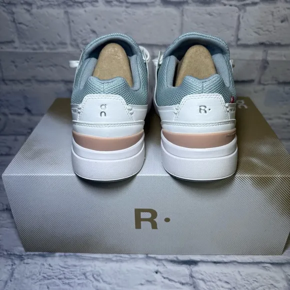 On Cloud The Roger Advantage Women’s White Rosehip Sneakers  Size 7.5 New In Box