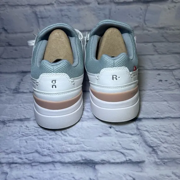 On Cloud The Roger Advantage Women’s White Rosehip Sneakers  Size 7.5 New In Box