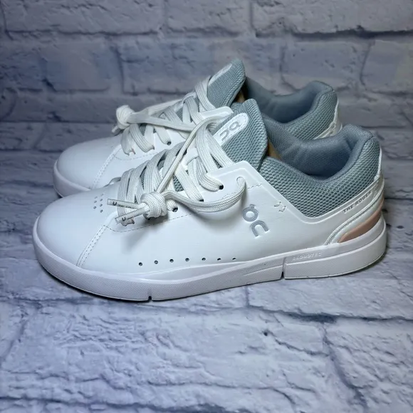 On Cloud The Roger Advantage Women’s White Rosehip Sneakers  Size 7.5 New In Box