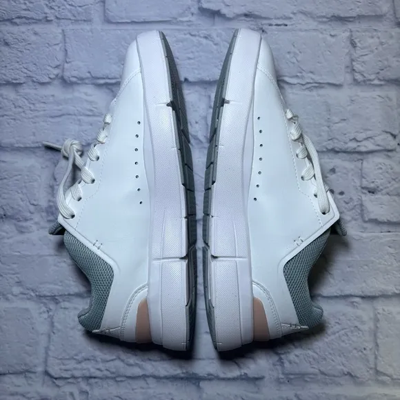 On Cloud The Roger Advantage Women’s White Rosehip Sneakers  Size 7.5 New In Box
