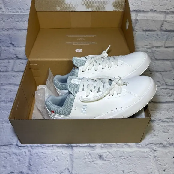 On Cloud The Roger Advantage Women’s White Rosehip Sneakers  Size 7.5 New In Box