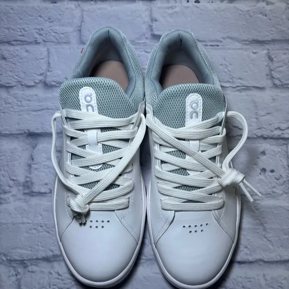 On Cloud The Roger Advantage Women’s White Rosehip Sneakers  Size 7.5 New In Box