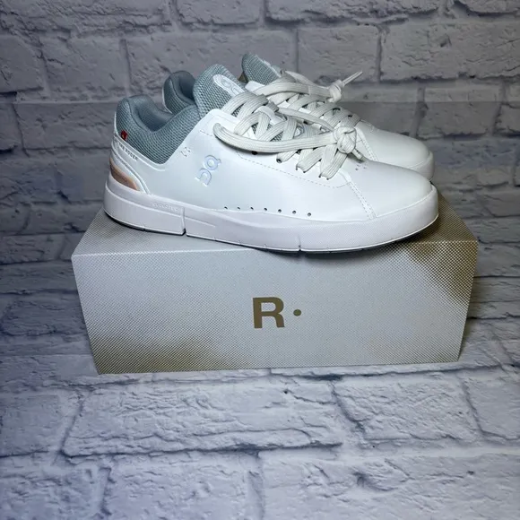 On Cloud The Roger Advantage Women’s White Rosehip Sneakers  Size 7.5 New In Box