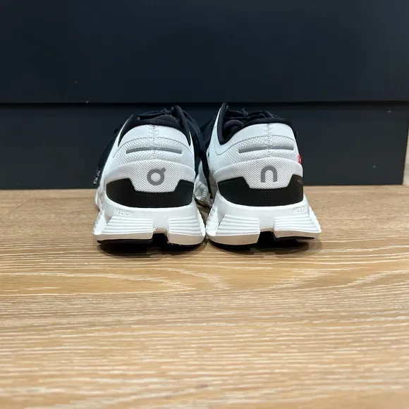 On CloudX men’s size 8