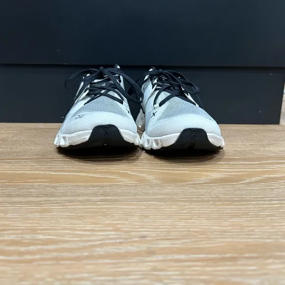 On CloudX men’s size 8