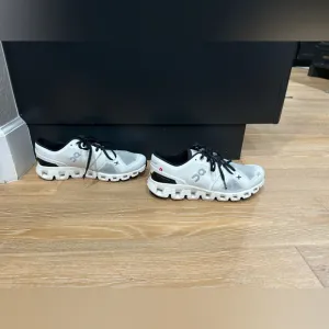 On CloudX men’s size 8