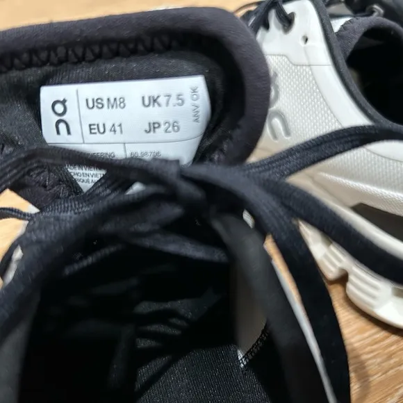 On CloudX men’s size 8
