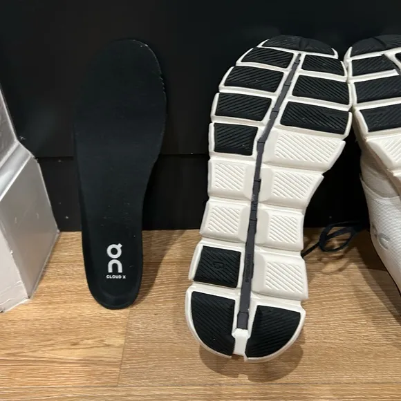 On CloudX men’s size 8