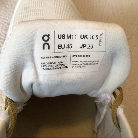 ON M CLOUDRUNNER 11 men’s size 11