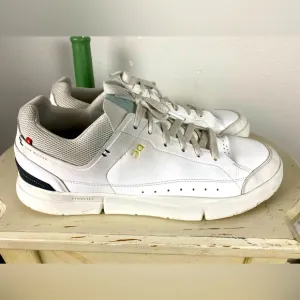 ON RUNNING Art The Roger Centre Court Size M13 Sneakers! 48.98974