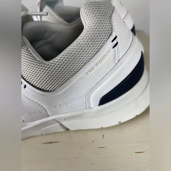 ON RUNNING Art The Roger Centre Court Size M13 Sneakers! 48.98974