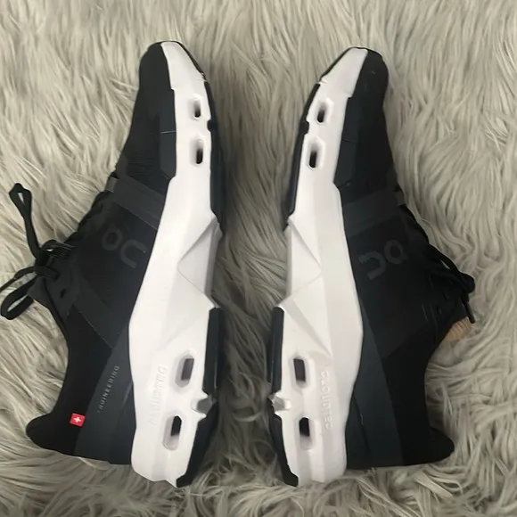 On Running Black and White cloudpulse size 6.5 NIB