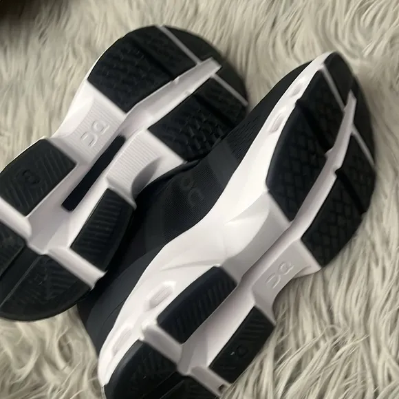 On Running Black and White cloudpulse size 6.5 NIB