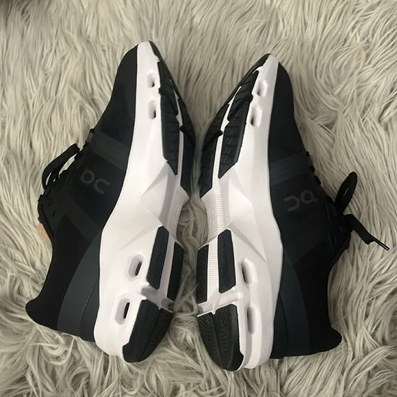 On Running Black and White cloudpulse size 6.5 NIB