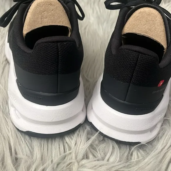 On Running Black and White cloudpulse size 6.5 NIB
