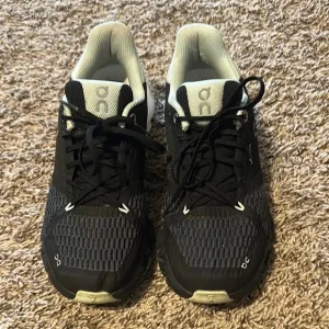 ON Running Black Sneakers a