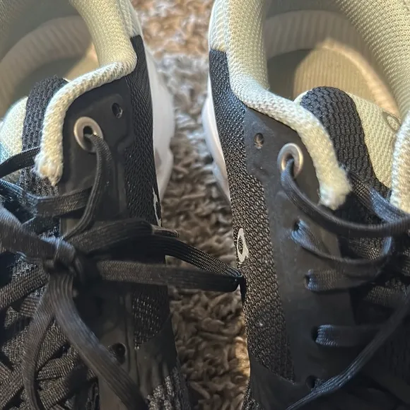 ON Running Black Sneakers a