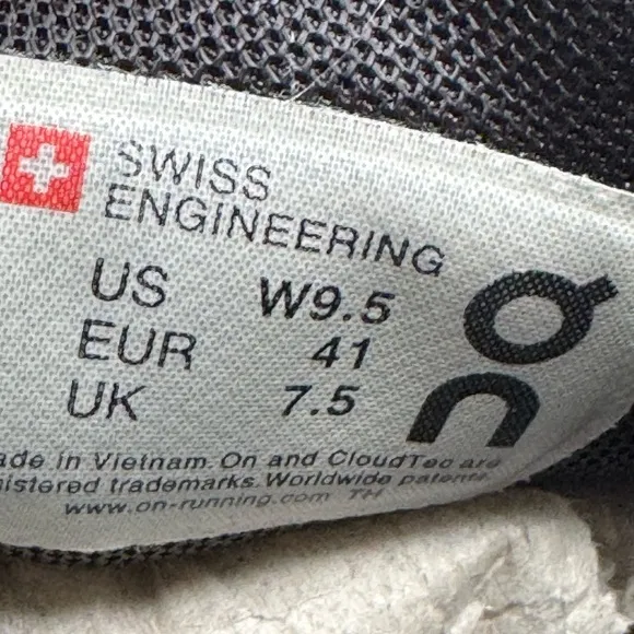 On Running Cloudflow Helion Rock Rose Sneakers Size 9.5 Womens Swiss Engineering