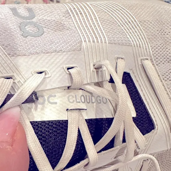 ON RUNNING CLOUDGO WOMENS WHITE GRAY SNEAKERS 9