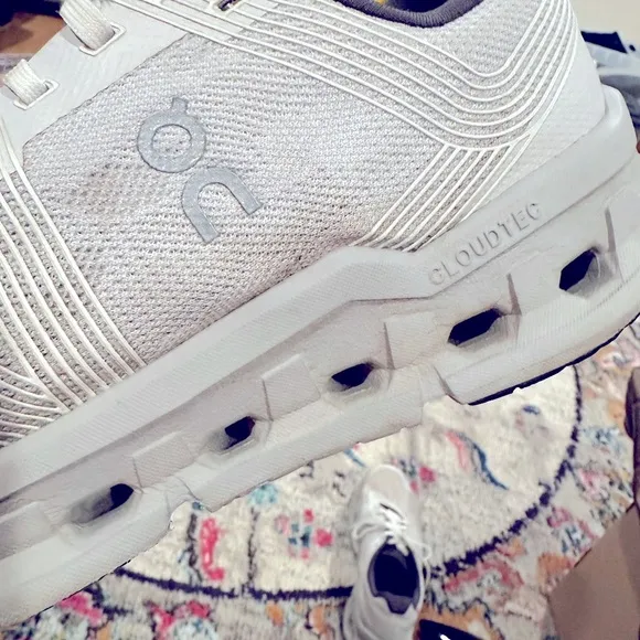 ON RUNNING CLOUDGO WOMENS WHITE GRAY SNEAKERS 9