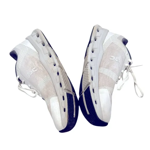 ON RUNNING CLOUDGO WOMENS WHITE GRAY SNEAKERS 9