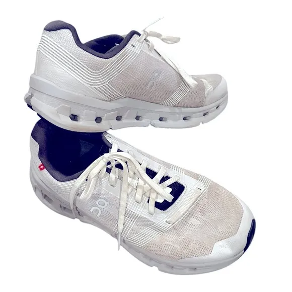 ON RUNNING CLOUDGO WOMENS WHITE GRAY SNEAKERS 9
