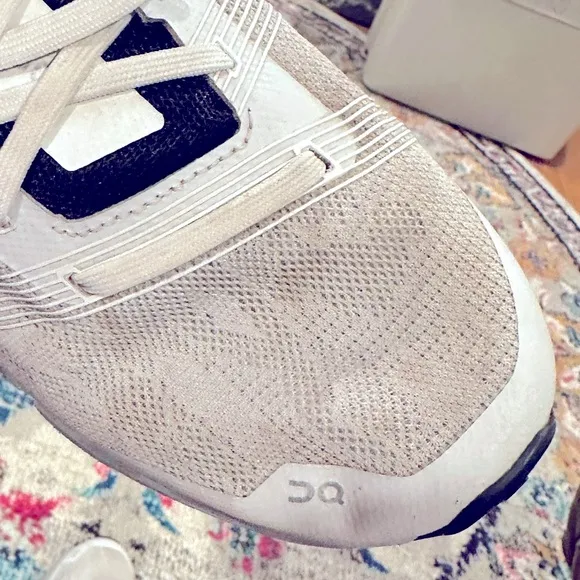 ON RUNNING CLOUDGO WOMENS WHITE GRAY SNEAKERS 9
