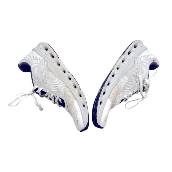ON RUNNING CLOUDGO WOMENS WHITE GRAY SNEAKERS 9