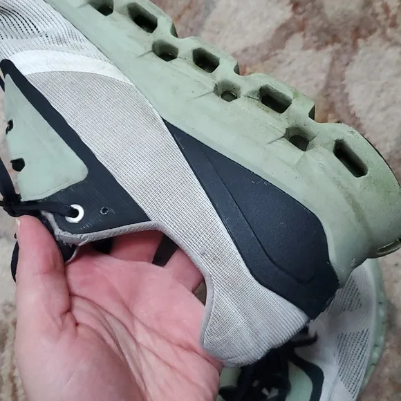 On Running Cloudstratus sneakers