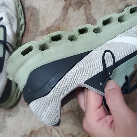 On Running Cloudstratus sneakers