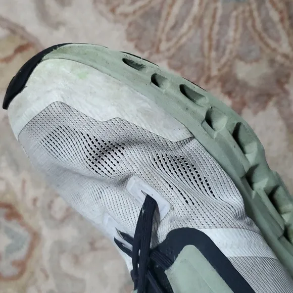 On Running Cloudstratus sneakers