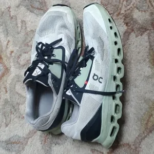 On Running Cloudstratus sneakers