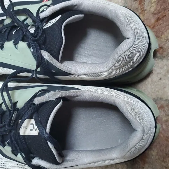 On Running Cloudstratus sneakers