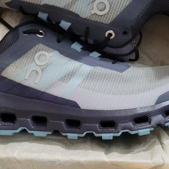 On Running men's trail sneakers size 10 Cloudvista