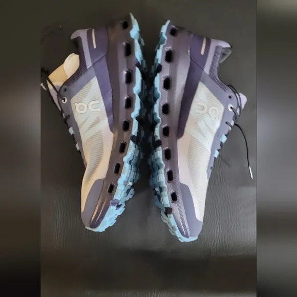 On Running men's trail sneakers size 10 Cloudvista