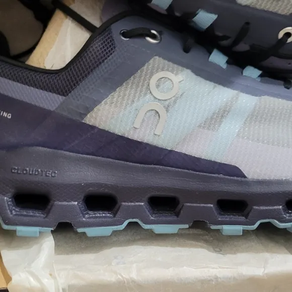 On Running men's trail sneakers size 10 Cloudvista