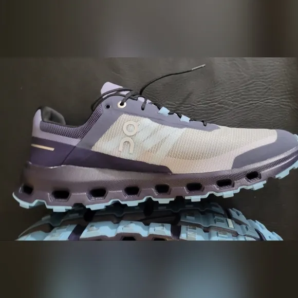 On Running men's trail sneakers size 10 Cloudvista