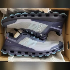 On Running men's trail sneakers size 10 Cloudvista