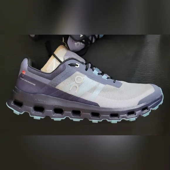 On Running men's trail sneakers size 10 Cloudvista