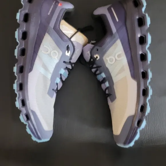 On Running men's trail sneakers size 10 Cloudvista