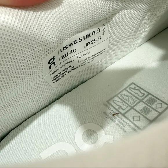 On Running The Roger Advantage Women’s Leather Sneakers