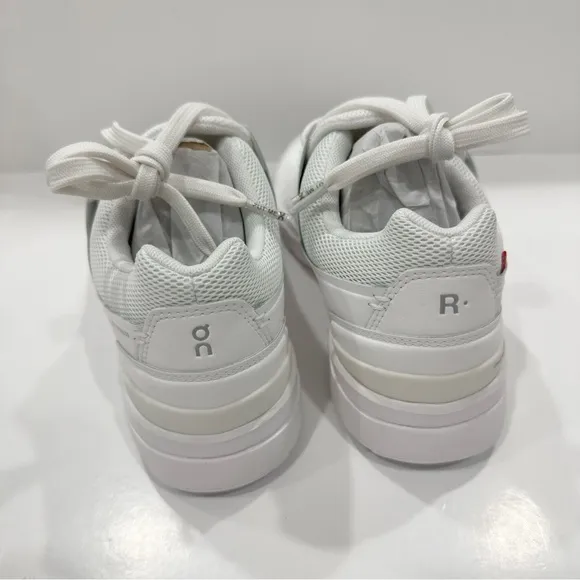 On Running The Roger Advantage Women’s Leather Sneakers